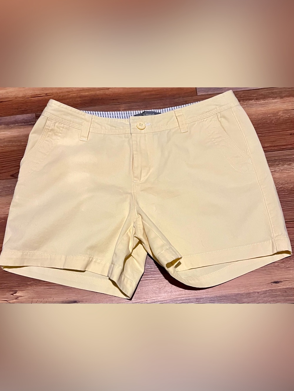 Women’s shorts Natural Reflections Pale Yellow Flat-Front. Size 8.